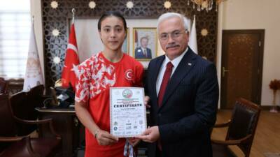 Aksaraylı Bilek Güreşi sporcusu Gülistan Gönen, Avrupa dereceleri elde ederek