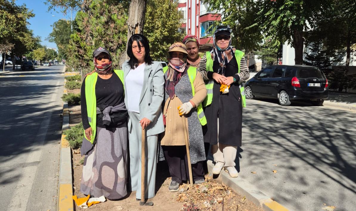 Belediyede görevli kadınlar, Büyük Bölcek Mahallesi’nin park ve bahçelerini çiçeklerle