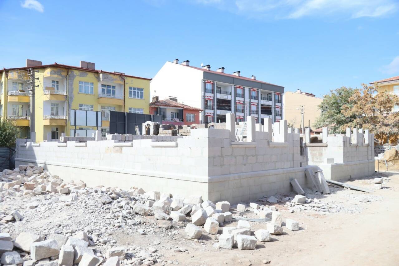 Aksaray Belediyesi, Çerdiğin Mahallesi’nde başlattığı restorasyon çalışmaları aralıksız devam ediyor.