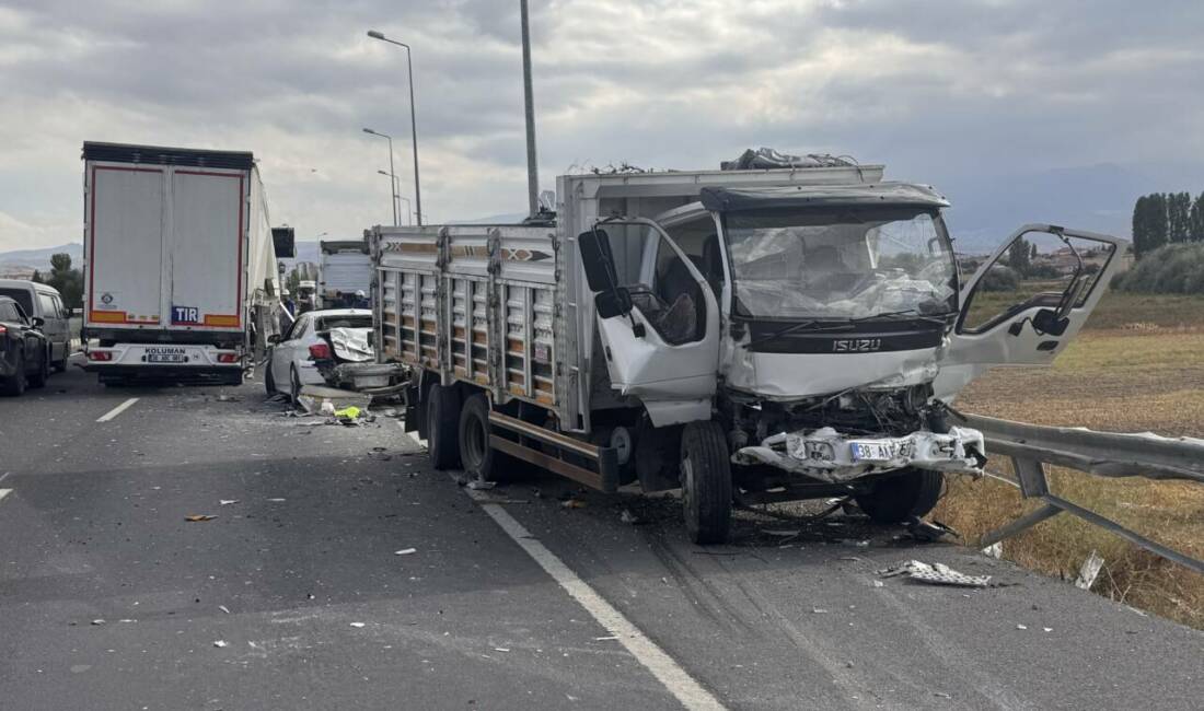 Kayseri'de yaşanan olayda tır, otomobil ve kamyonet birbirine girdi. Kazada