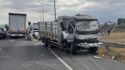 Kayseri'de yaşanan olayda tır, otomobil ve kamyonet birbirine girdi. Kazada
