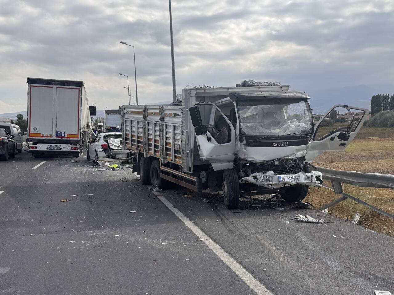 Kayseri'de yaşanan olayda tır, otomobil ve kamyonet birbirine girdi. Kazada