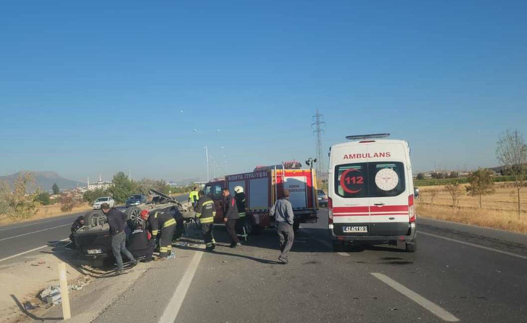 Konya'nın Seydişehir ilçesinde yaşanan olayda otomobil direğe çarparak refüje devrildi.