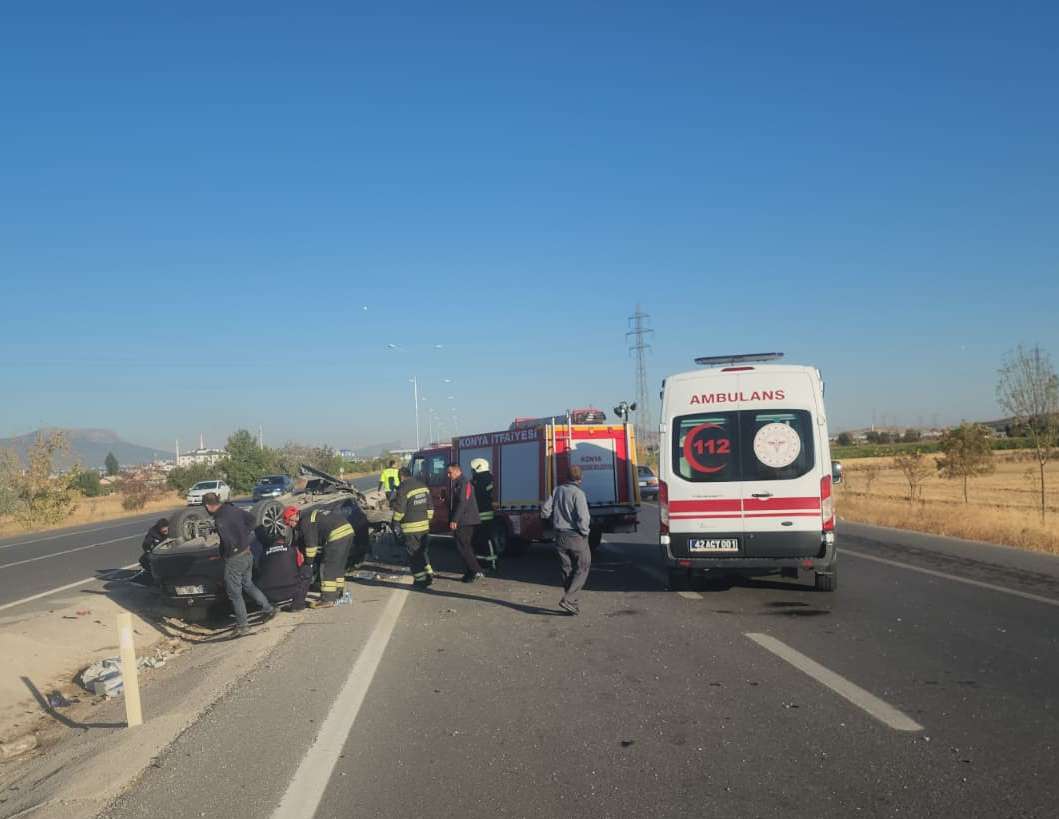 Konya'nın Seydişehir ilçesinde yaşanan olayda otomobil direğe çarparak refüje devrildi.
