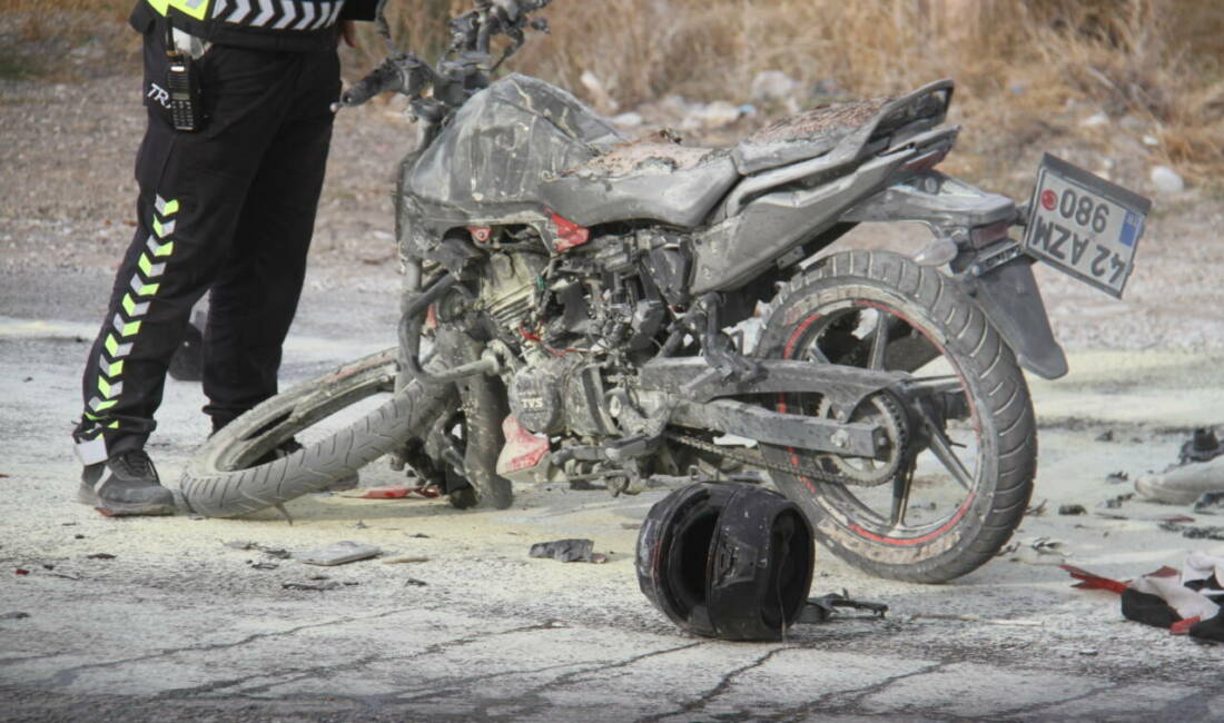 Konya’nın Beyşehir ilçesinde meydana gelen kazada işçi servisiyle motosikletle çarpıştı.