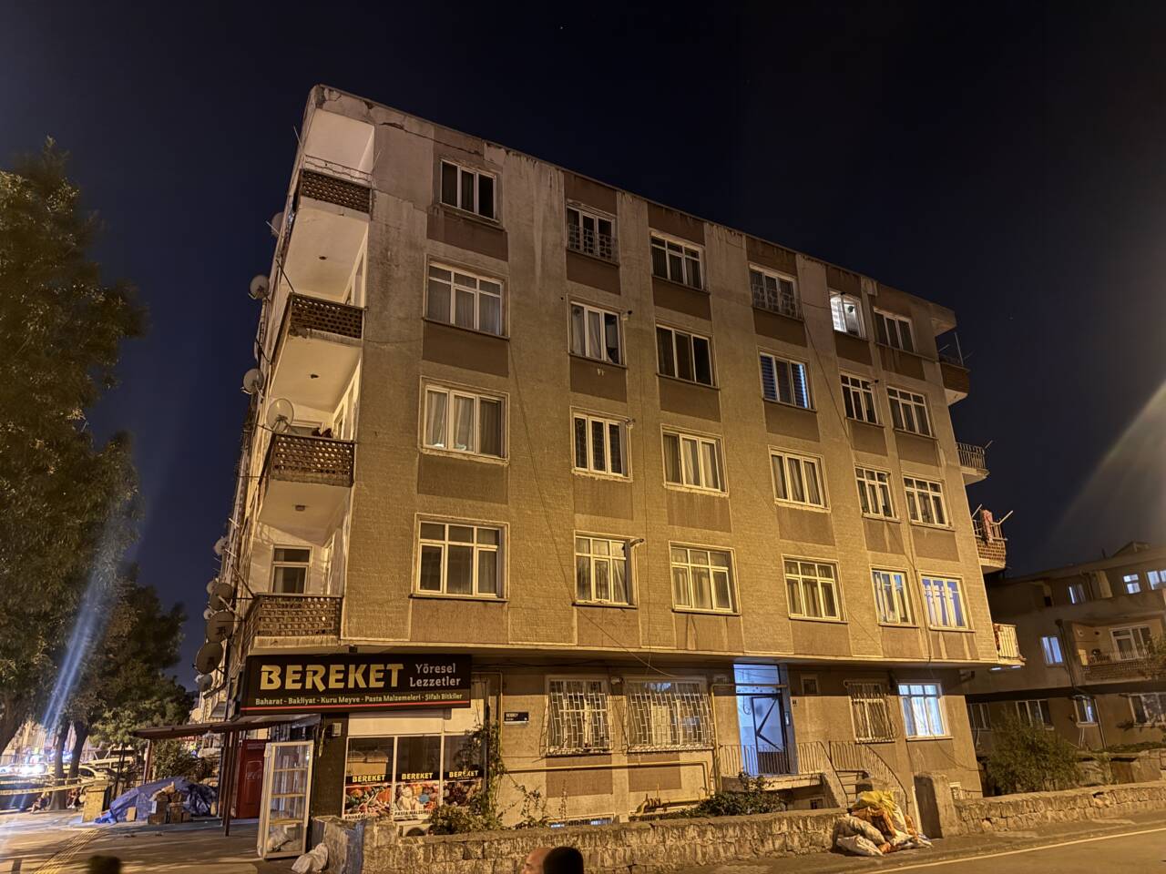 Kayseri'de 5 katlı binanın birinci katının zeminindeki seramiklerin patladı. Olayda