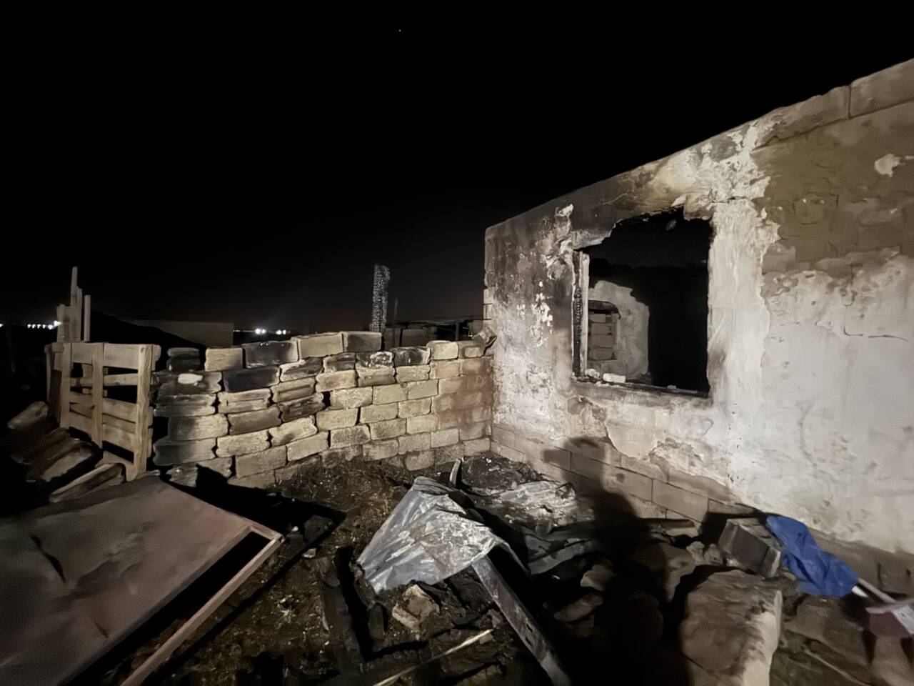 Niğde'nin Bor ilçesinde yaşanan olayda bir ahırda yangın çıktı. Çıkan