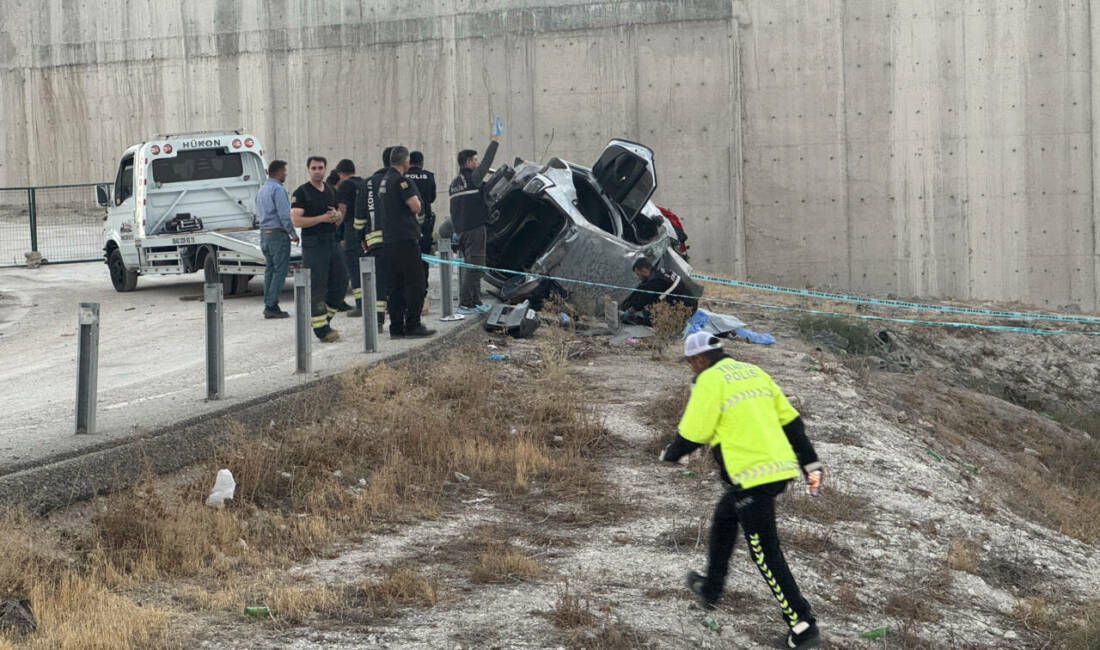 Konya'nın Meram ilçesinde yaşanan olayda otomobil devrildi.  Devrilen otomobildeki 1