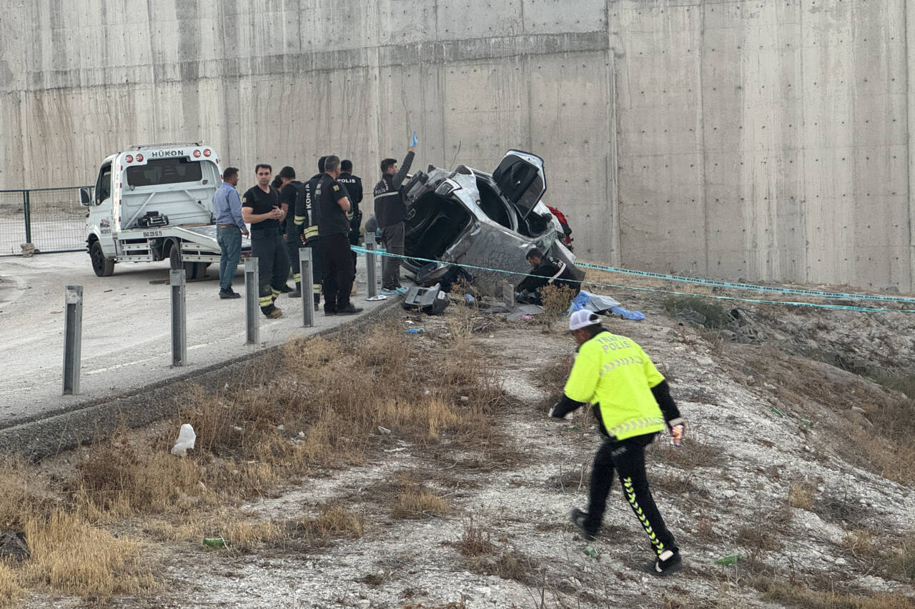 Konya'nın Meram ilçesinde yaşanan olayda otomobil devrildi.  Devrilen otomobildeki 1