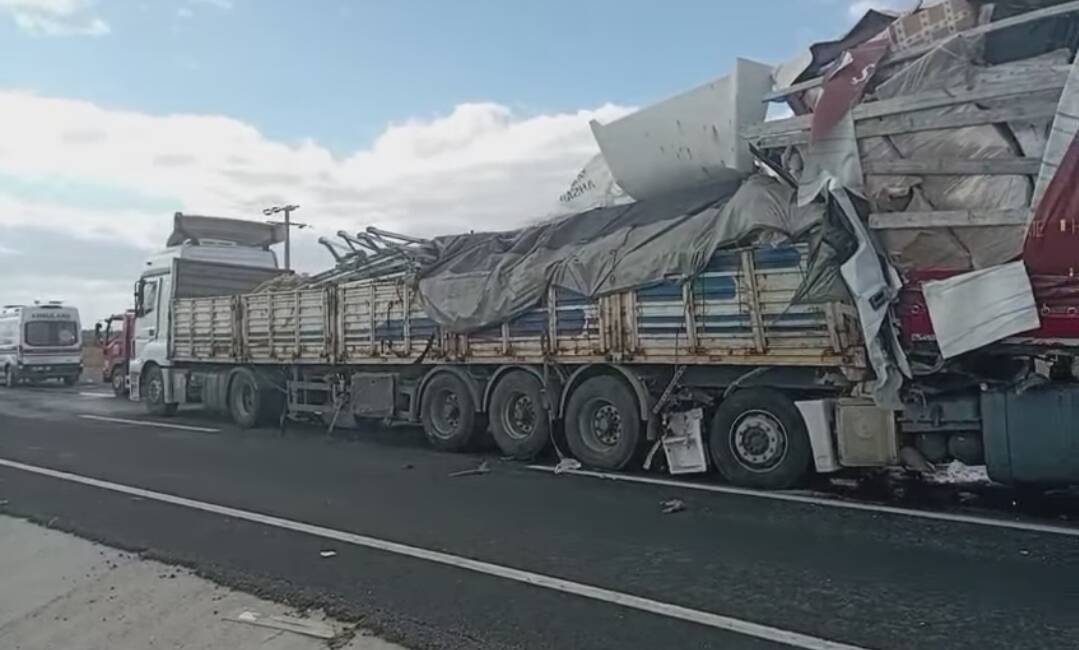 Konya'nın Ereğli ilçesinde yaşanan olayda  2 tır ve minibüsün karıştığı