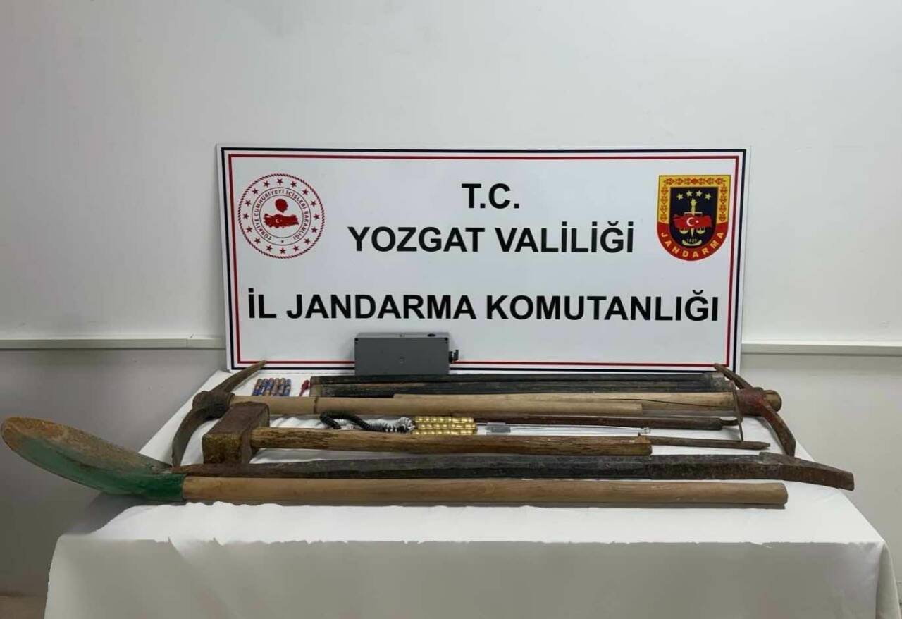 Yozgat'ın Çekerek ilçesinde İl Jandarma Komutanlığı ekipleri tarafından  izinsiz kazı