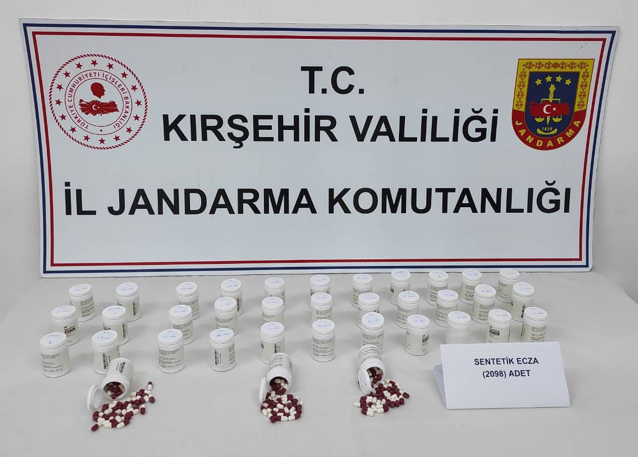 Kırşehir'de İl Jandarma Komutanlığı tarafından düzenlenen operasyonda gözaltına alınan 8