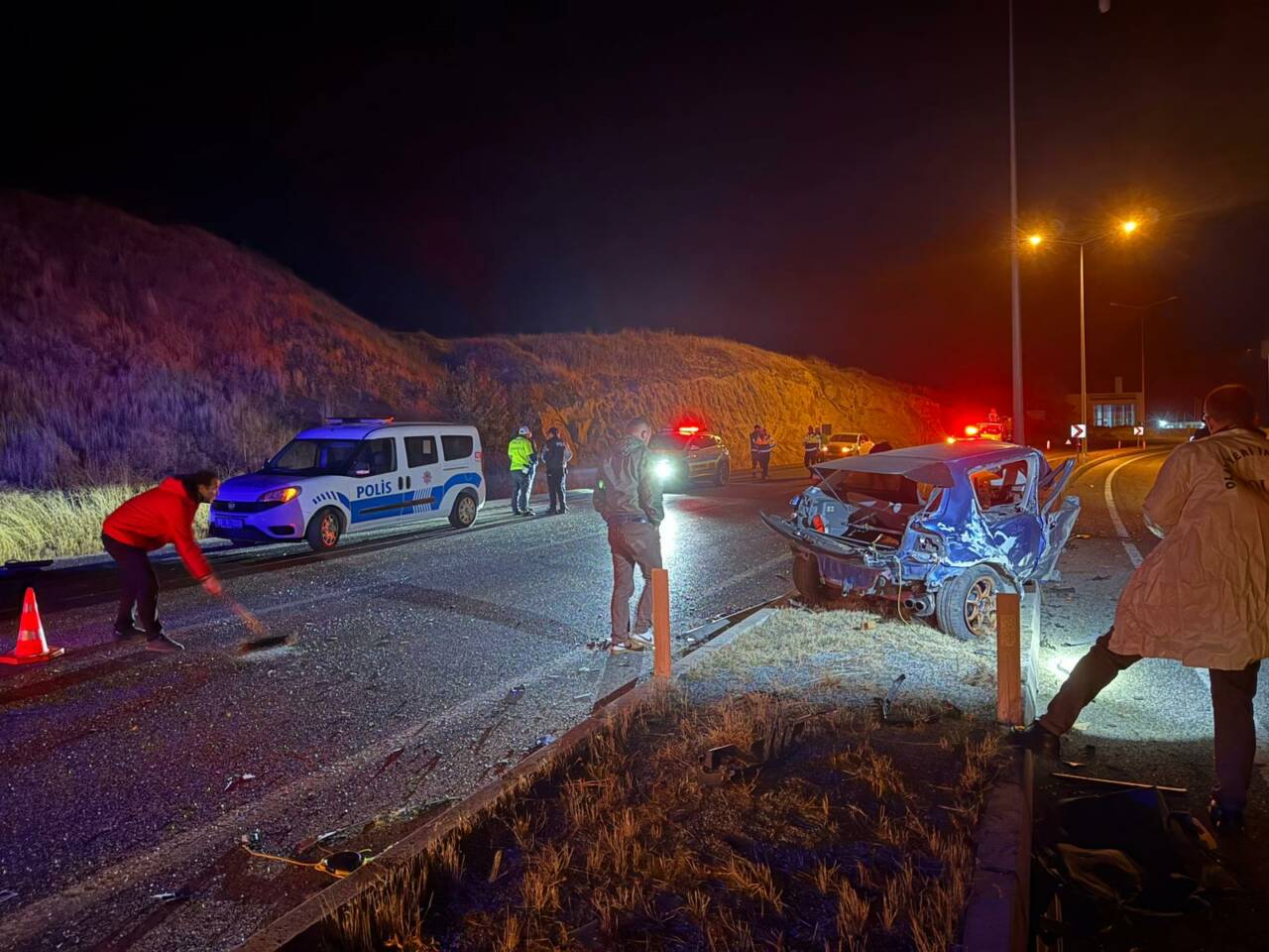 Yozgat'ta meydana gelen kazada aydınlatma direğine çarpan otomobilin sürücüsü yaşamını