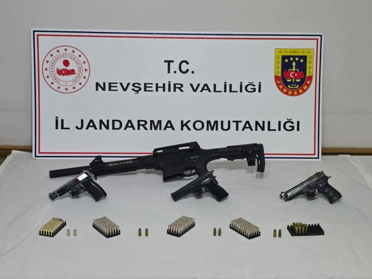 Nevşehir'in Derinkuyu ilçesinde Jandarma Komutanlığı ekipleri tarafından düzenlenen ruhsatsız silah