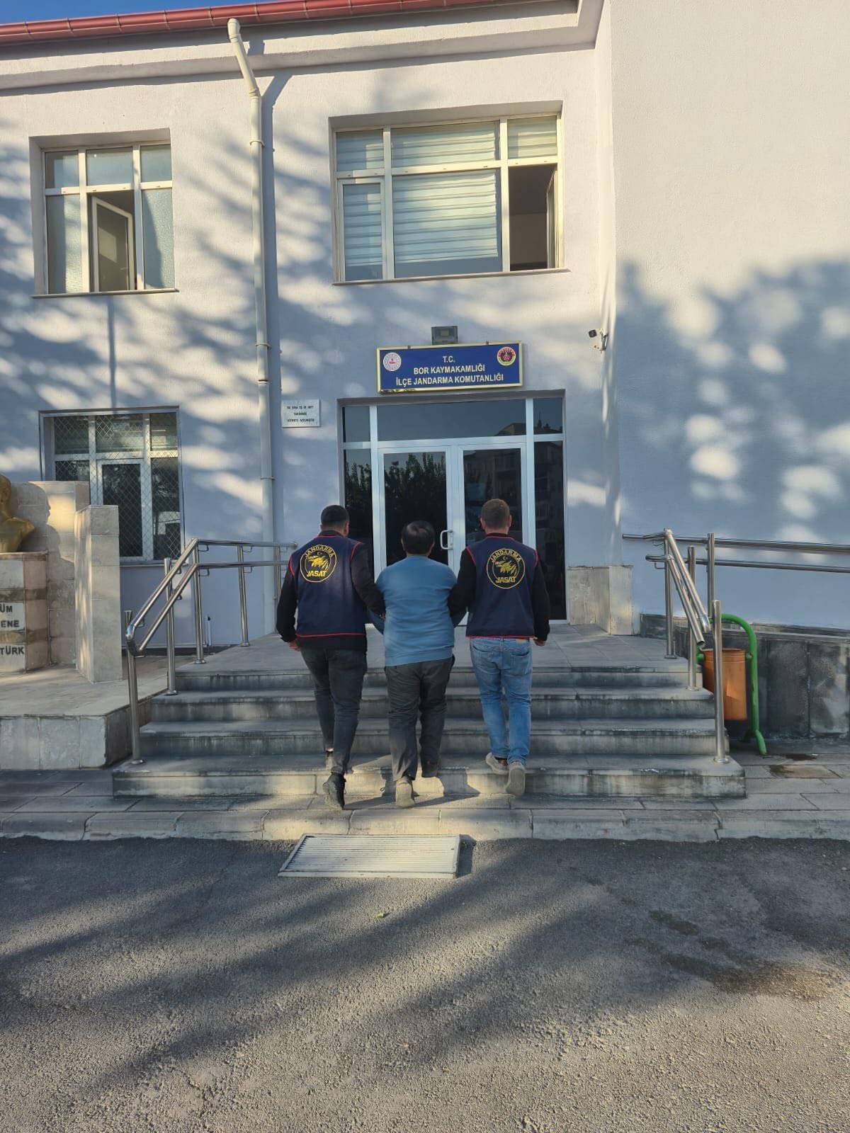 Niğde'de İl Jandarma Komutanlığı ekiplerinin düzenlediği operasyonlarda, çeşitli suçlardan haklarından