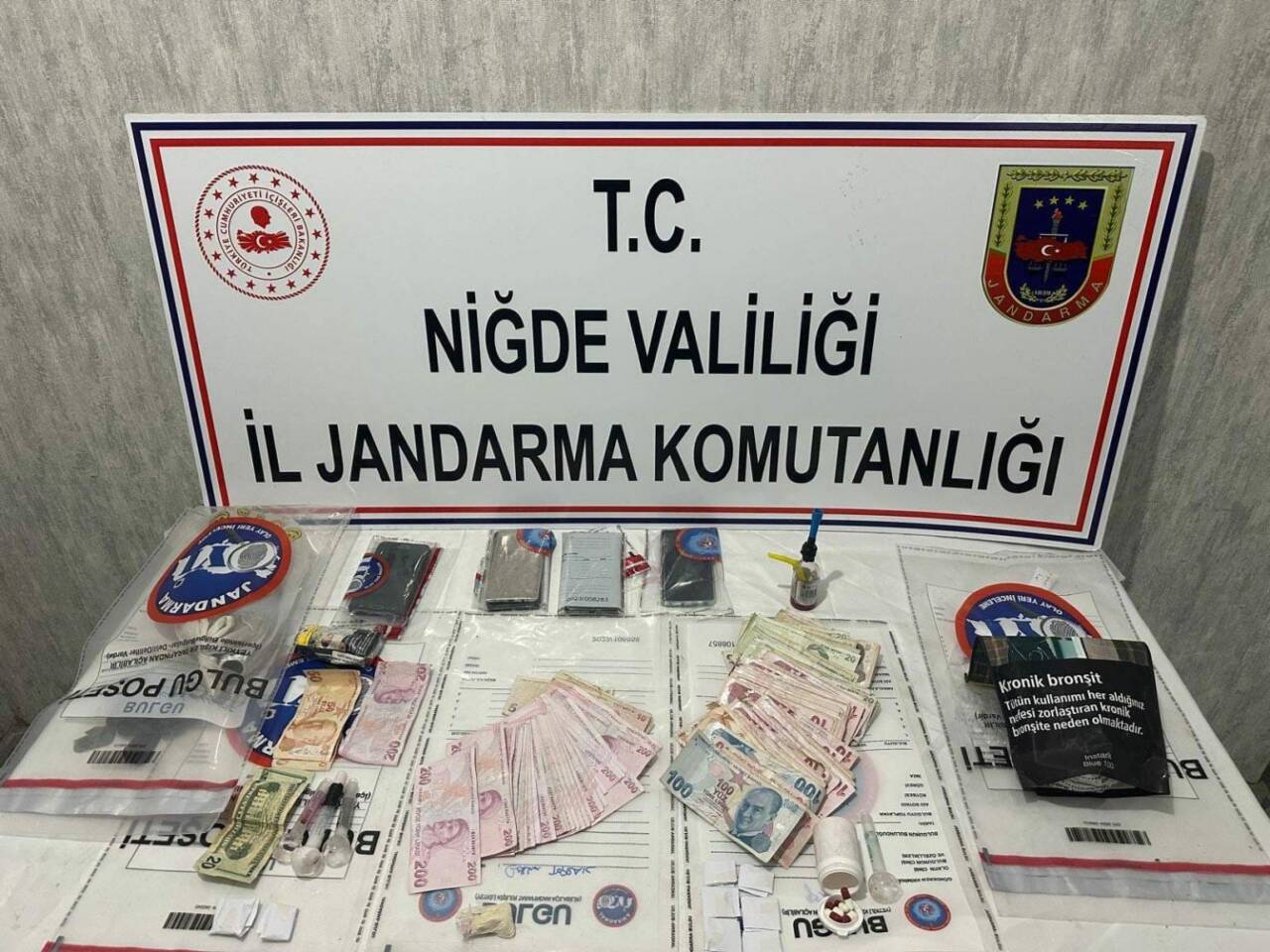 Niğde'de İl Jandarma Komutanlığı ekipleri tarafından düzenlenen uyuşturucu operasyonunda 4