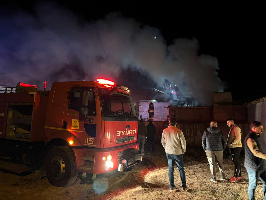 Konya'nın Kulu ilçesinde yaşanan olayda müstakil evde yangın çıktı. Çıkan