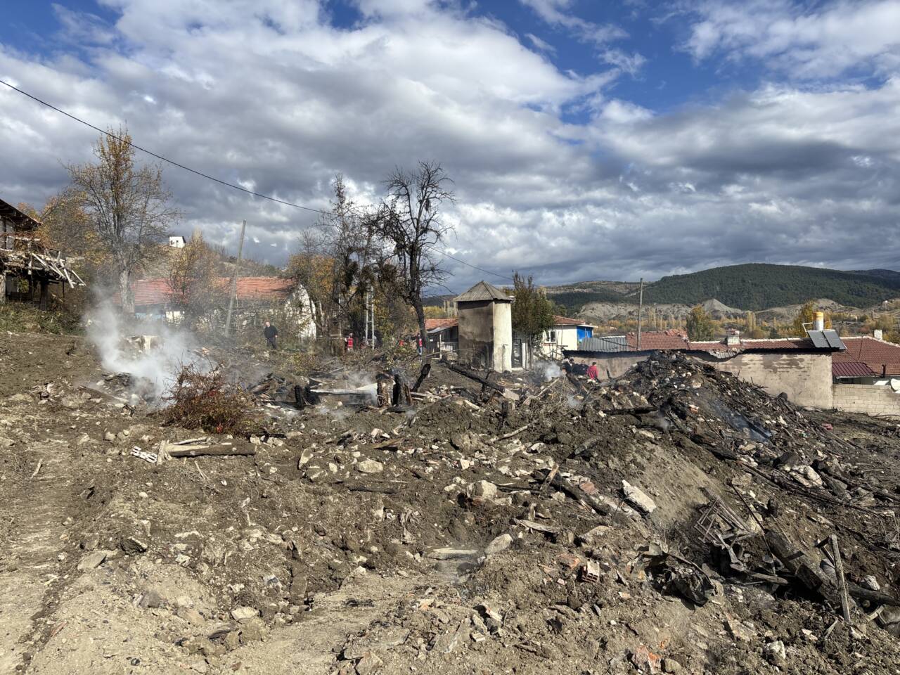 Çankırı'nın Yapraklı ilçesinde yaşanan olayda yangın çıktı. Çıkan yangında 6