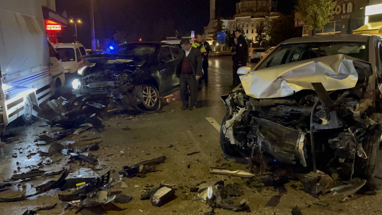 Eskişehir'in Tepebaşı ilçesinde yaşanan olayda bir sürücü park halindeki bir