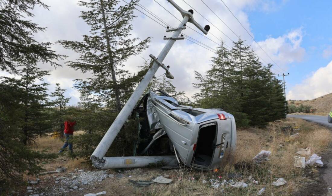 Nevşehir'de yaşanan olayda hafif ticari araç yol kenarındaki elektrik direğine