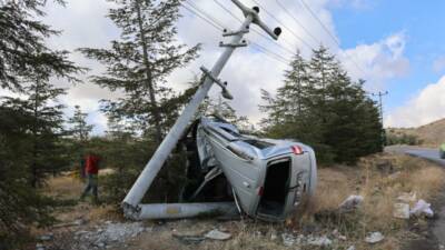 Nevşehir'de yaşanan olayda hafif ticari araç yol kenarındaki elektrik direğine