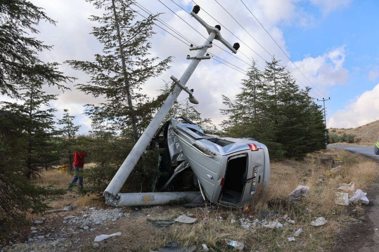 Nevşehir'de yaşanan olayda hafif ticari araç yol kenarındaki elektrik direğine