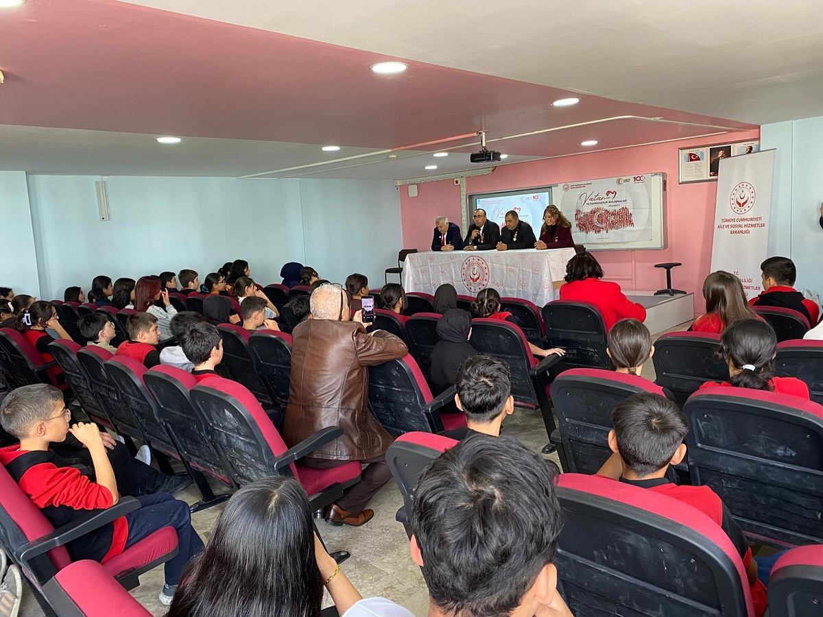 Gaziler ve şehit yakını öğrencilerle buluştu, kahramanlık hikâyeleriyle gençlere vatan