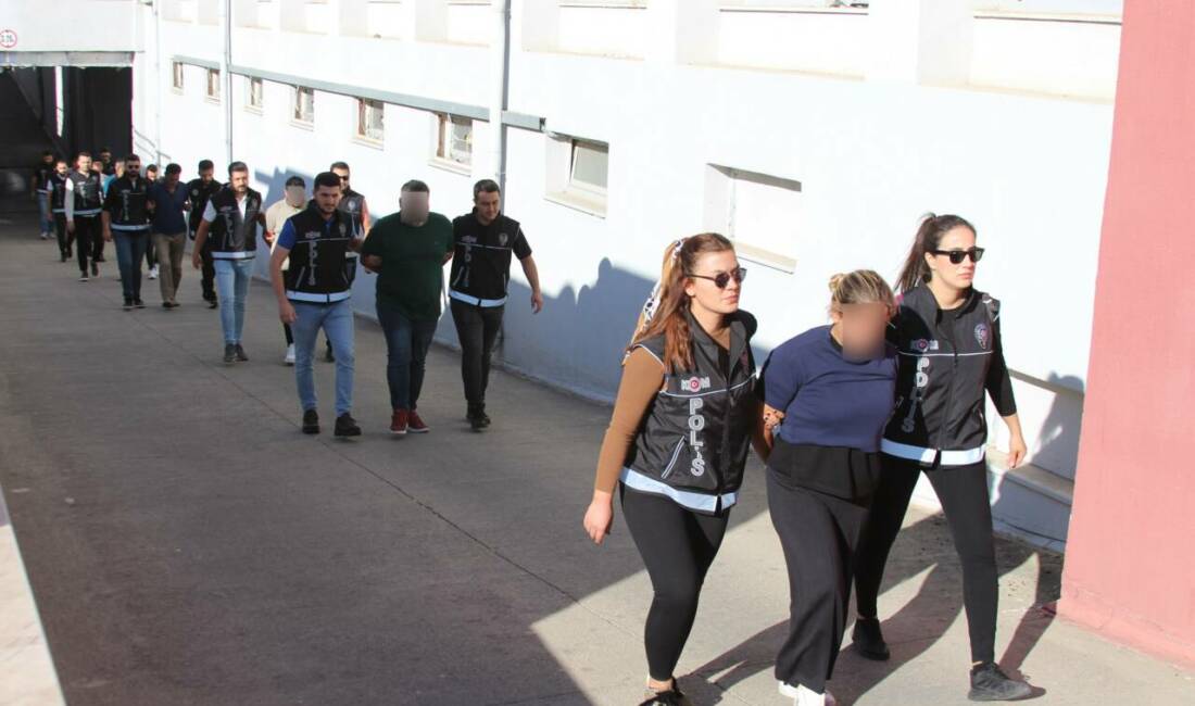Adana'da kendilerini kamu görevlisi gibi tanıtıp hazineye ait arazileri ecrimisil