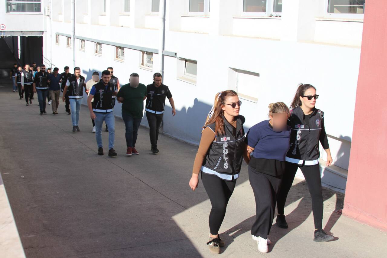 Adana'da kendilerini kamu görevlisi gibi tanıtıp hazineye ait arazileri ecrimisil