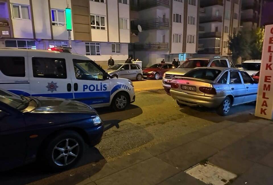Ankara’nın Kızılcahamam ilçesinde yaşanan olayda 2 kişi arasında kavga çıktı.