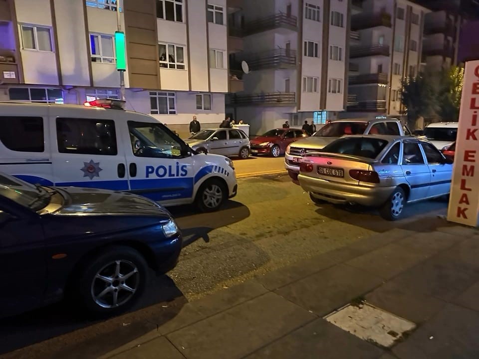 Ankara’nın Kızılcahamam ilçesinde yaşanan olayda 2 kişi arasında kavga çıktı.