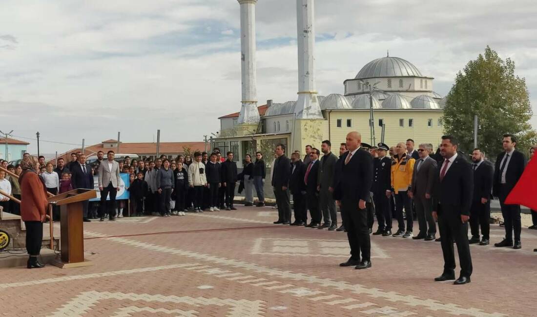 Cumhuriyet’in ilanının 102. yılı dolayısıyla Ağaçören’de Hükümet Konağı önünde düzenlenen