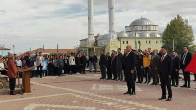 Cumhuriyet’in ilanının 102. yılı dolayısıyla Ağaçören’de Hükümet Konağı önünde düzenlenen