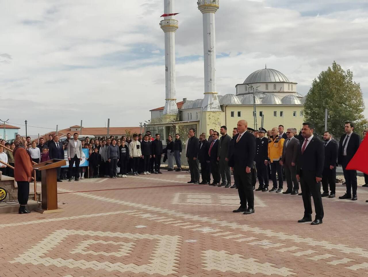 Cumhuriyet’in ilanının 102. yılı dolayısıyla Ağaçören’de Hükümet Konağı önünde düzenlenen