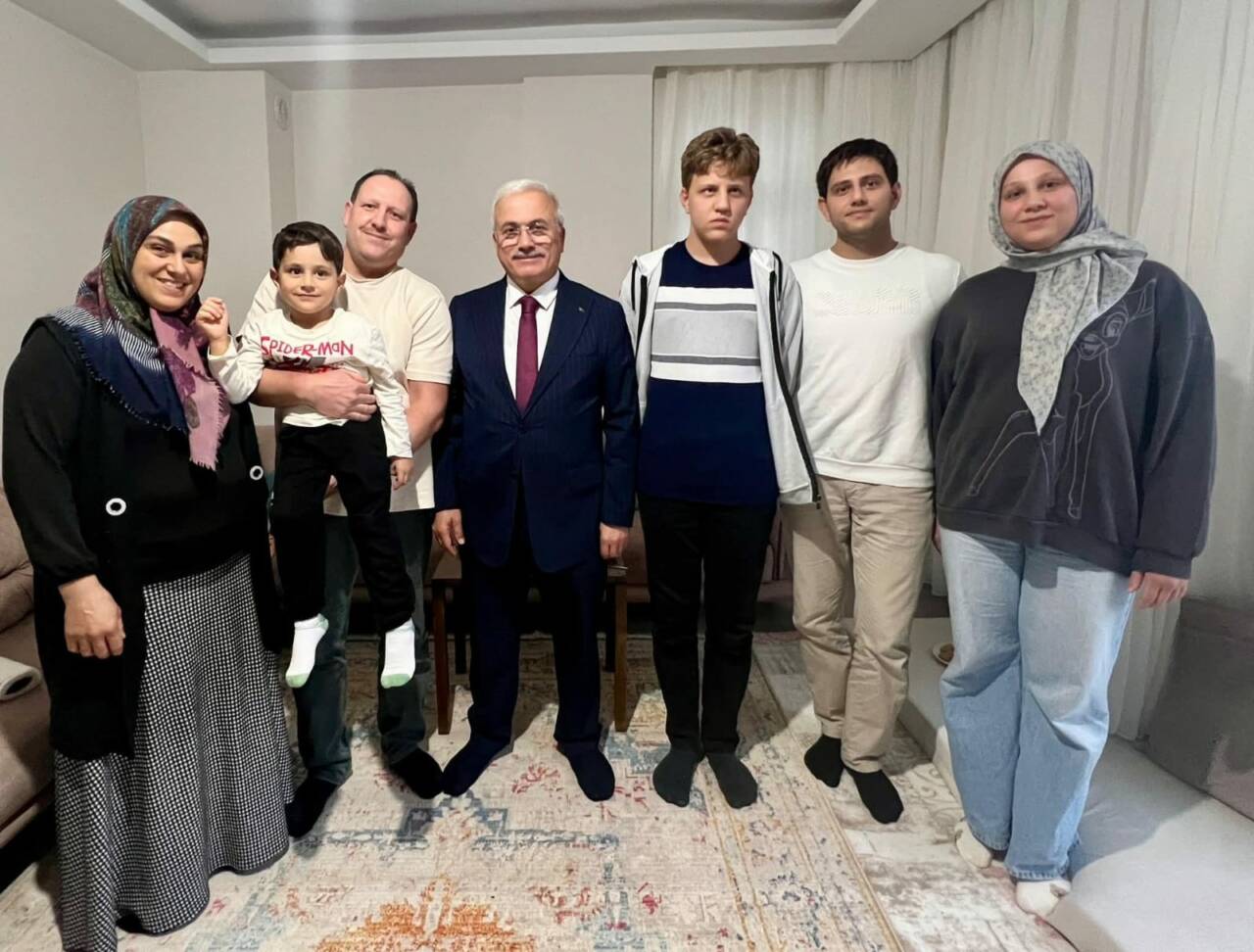 Aksaray Valisi Mehmet Ali Kumbuzoğlu, “Hane Ziyaretleri” programı kapsamında, Sosyal