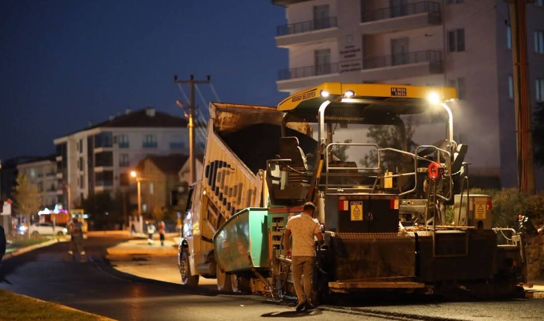 Aksaray Belediyesi ekipleri, Hasas Mahallesi’nde başlatılan sıcak asfalt serim çalışmalarını