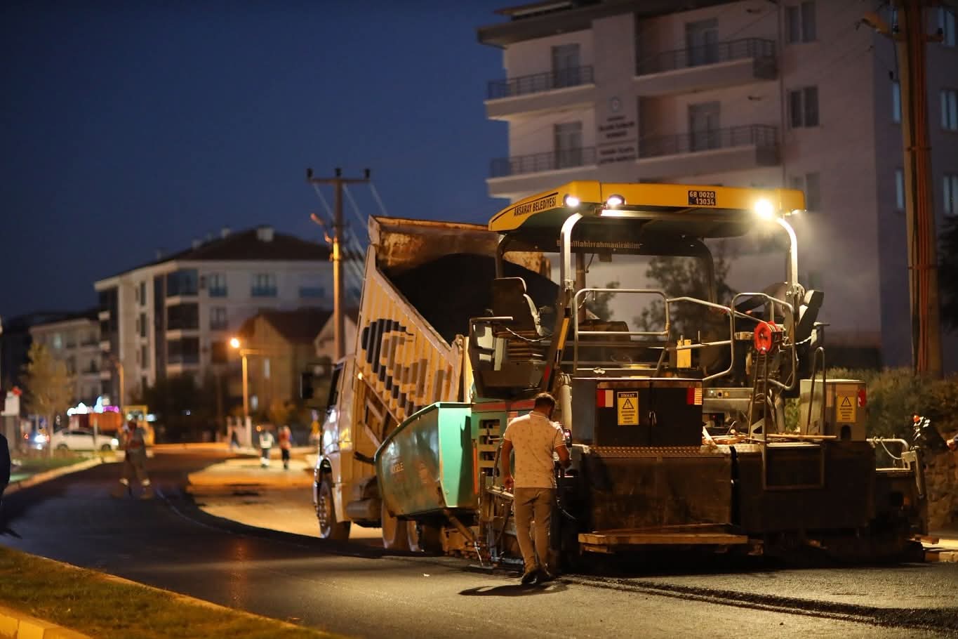 Aksaray Belediyesi ekipleri, Hasas Mahallesi’nde başlatılan sıcak asfalt serim çalışmalarını