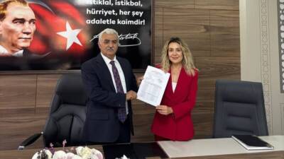 CHP Merkez İlçe Başkanlığı görevine seçilen Yasemin Turan Özdemir, mazbatasını