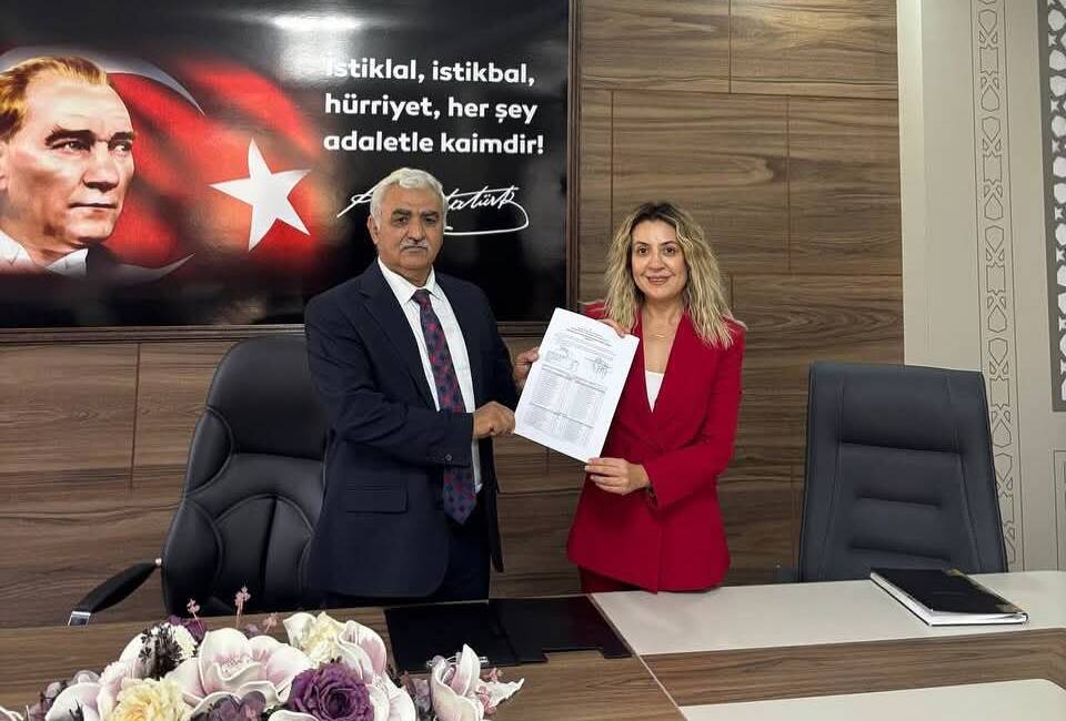 CHP Merkez İlçe Başkanlığı görevine seçilen Yasemin Turan Özdemir, mazbatasını