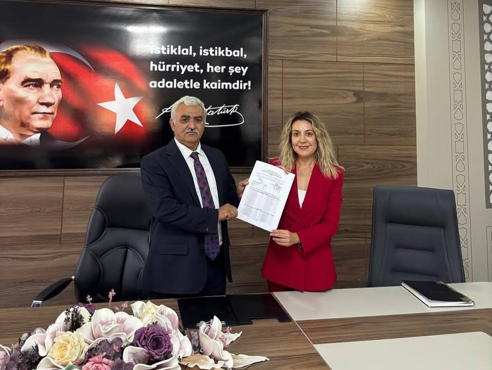 CHP Merkez İlçe Başkanlığı görevine seçilen Yasemin Turan Özdemir, mazbatasını