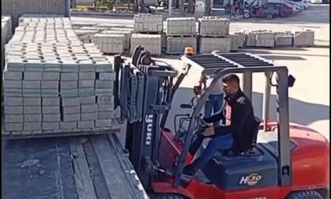 Demirci Belediye Başkanı, mimarından teknikere kadar herkesin özveriyle çalıştığını belirterek,