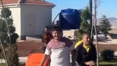 Demirci Belediyesi’nin desteğiyle düzenlenen çevre temizliği etkinliğinde, çocuklar ve imamlar