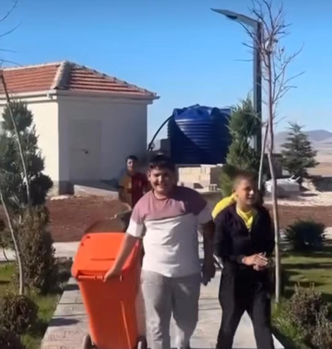 Demirci Belediyesi’nin desteğiyle düzenlenen çevre temizliği etkinliğinde, çocuklar ve imamlar