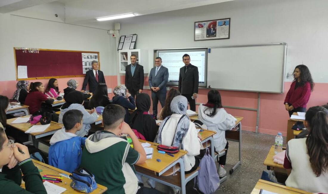 Eskil Kaymakamı Harun Uzar, okul ziyareti kapsamında öğretmen ve öğrencilerle