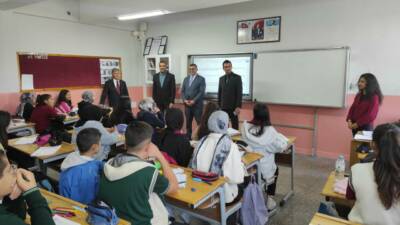 Eskil Kaymakamı Harun Uzar, okul ziyareti kapsamında öğretmen ve öğrencilerle