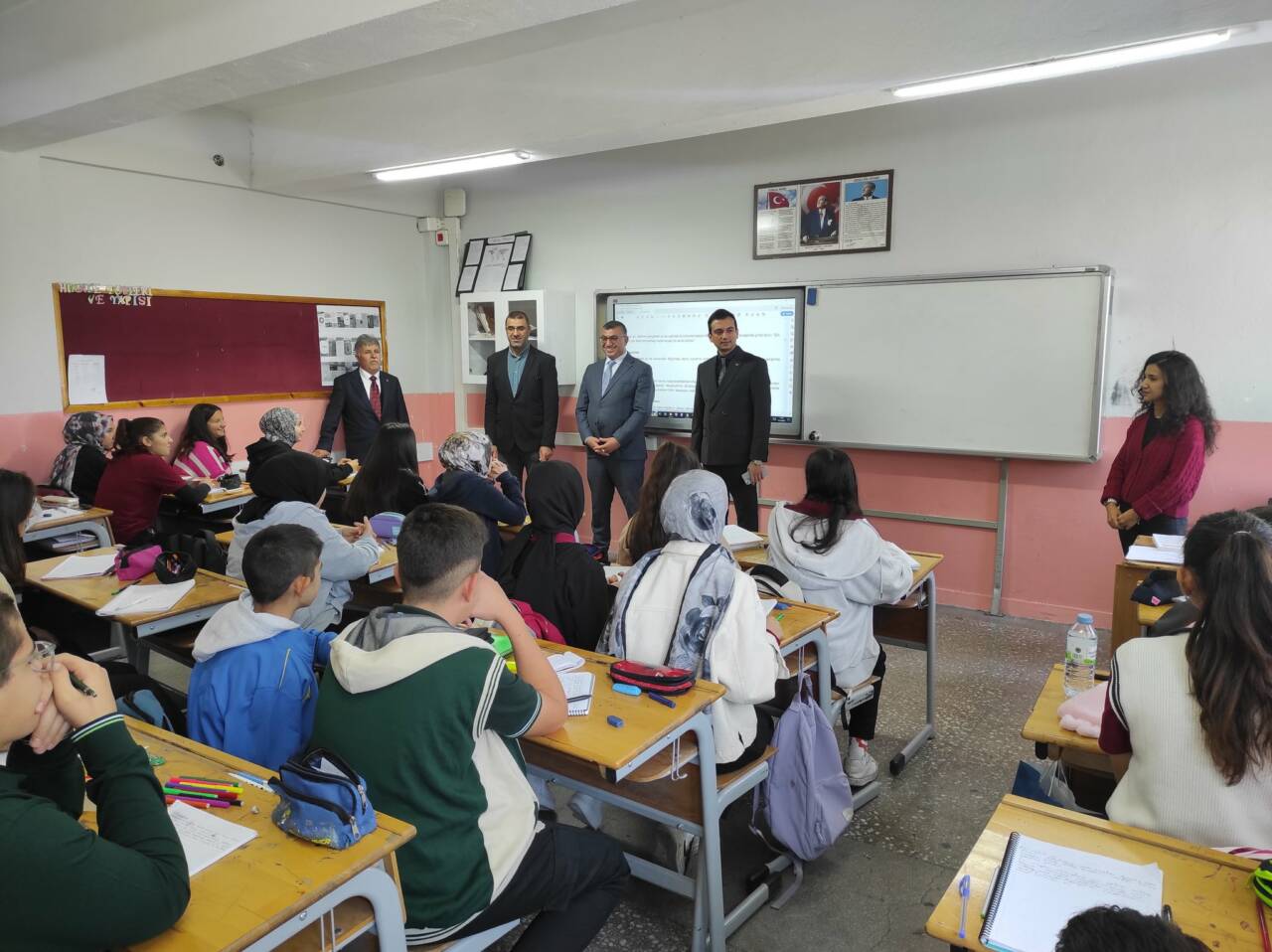 Eskil Kaymakamı Harun Uzar, okul ziyareti kapsamında öğretmen ve öğrencilerle