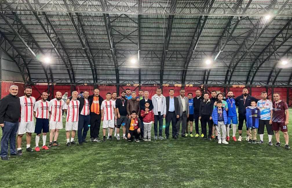 Eskil’de futbol coşkusu: Çadırbahçe Spor şampiyon, Altan Spor ikinci oldu Eskil Belediyesi tarafından düzenlenen Veteranlar Halı Saha Turnuvası sona erdi.