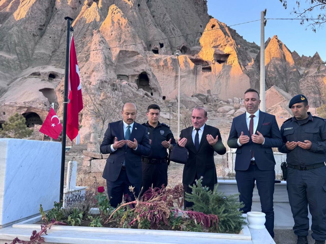 Güzelyurt Kaymakamı Süleyman Arat, ilçe protokolüyle birlikte şehit ailelerini ziyaret