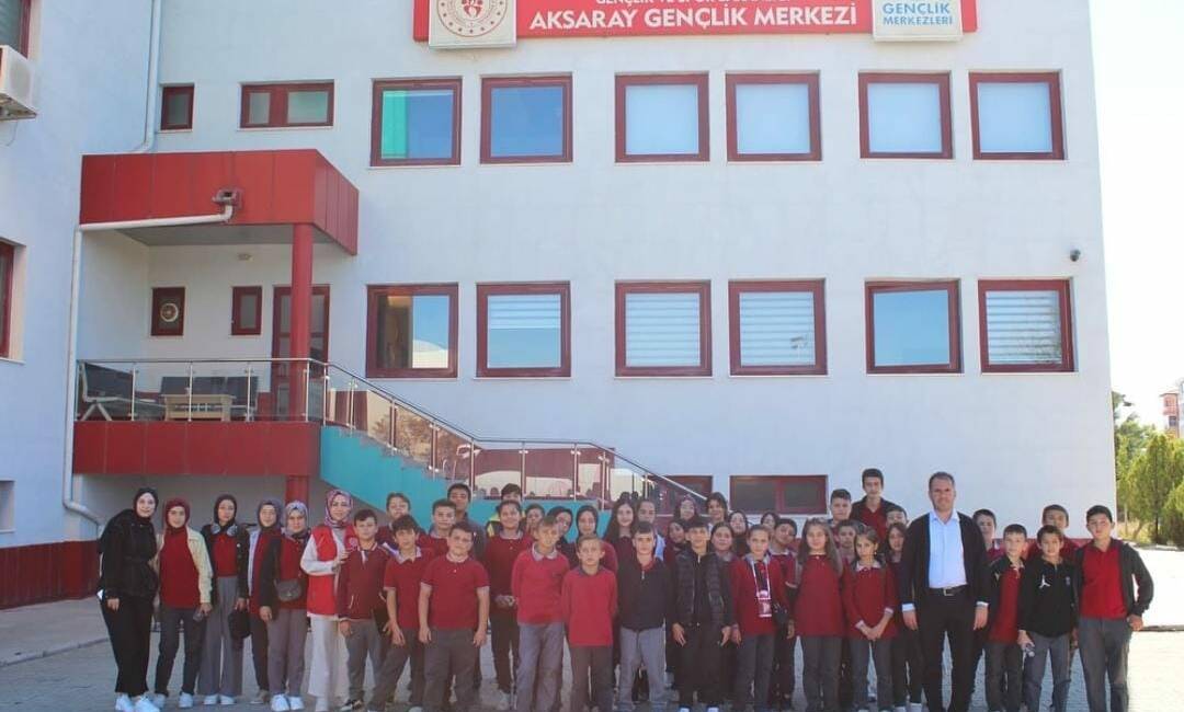 Aksaray Gençlik Merkezi, “Okullar Merkezimde” programı çerçevesinde Gülağaç Bekarlar Hürriyet