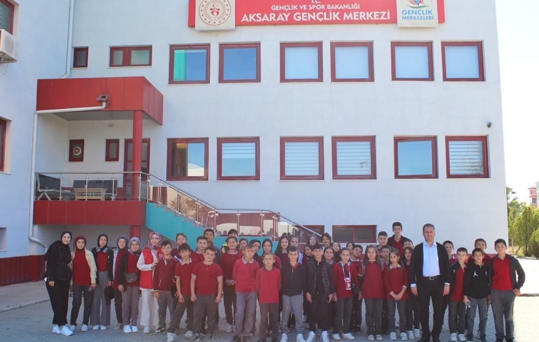Aksaray Gençlik Merkezi, “Okullar Merkezimde” programı çerçevesinde Gülağaç Bekarlar Hürriyet